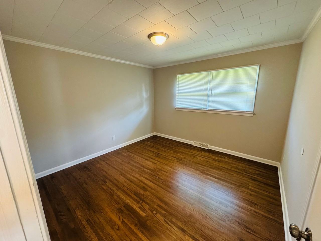 799 Sunderland Rd - Photo 5 of 9