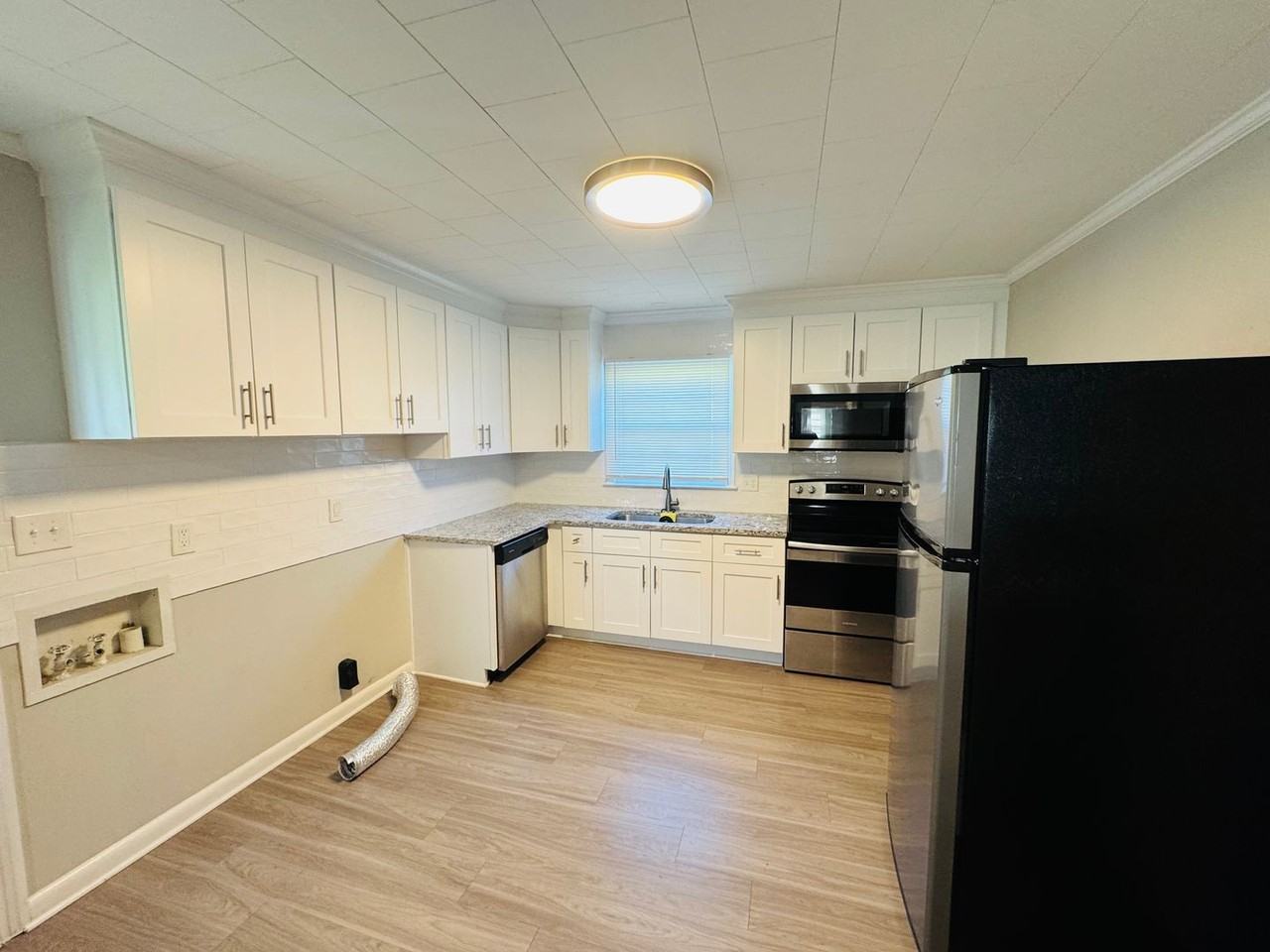 799 Sunderland Rd - Photo 3 of 9