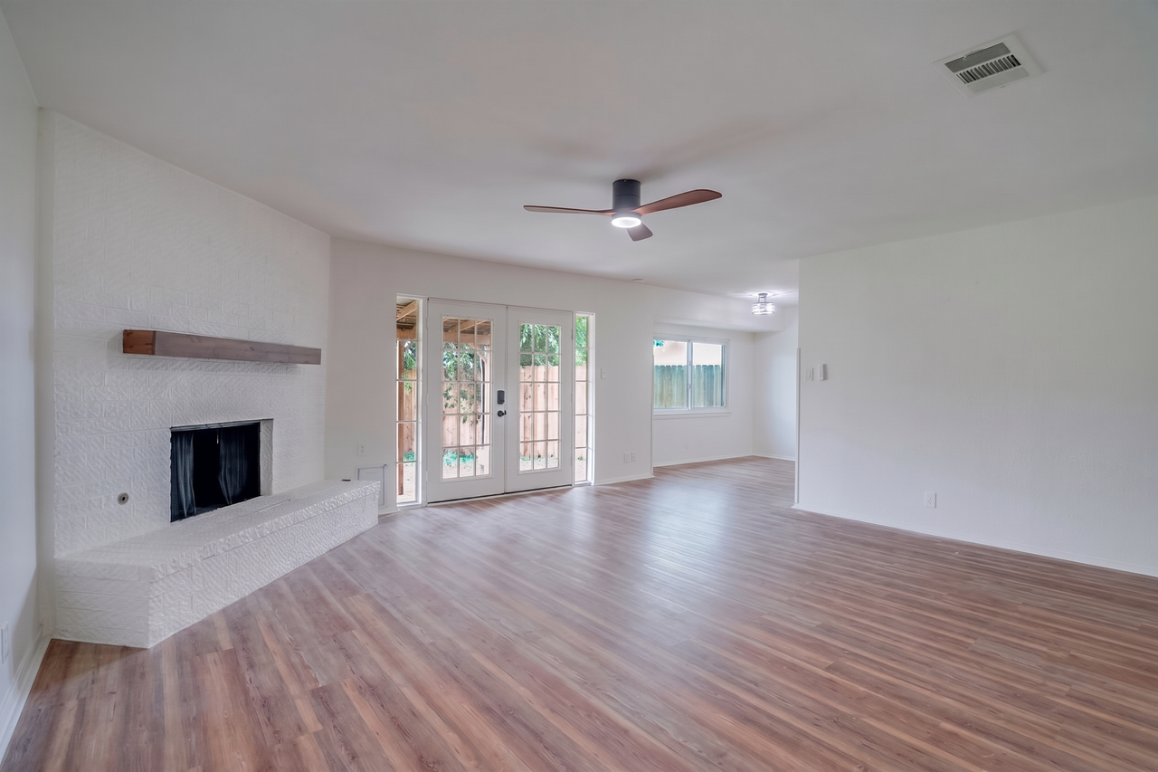 606 Splitrock - Photo 3 of 19