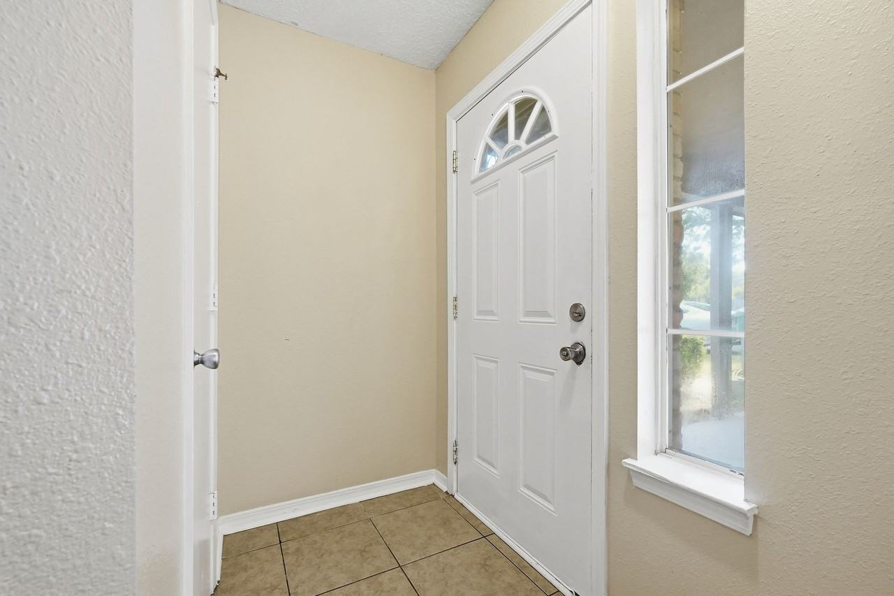 1807 Whispering Oaks Ln - Photo 3 of 32