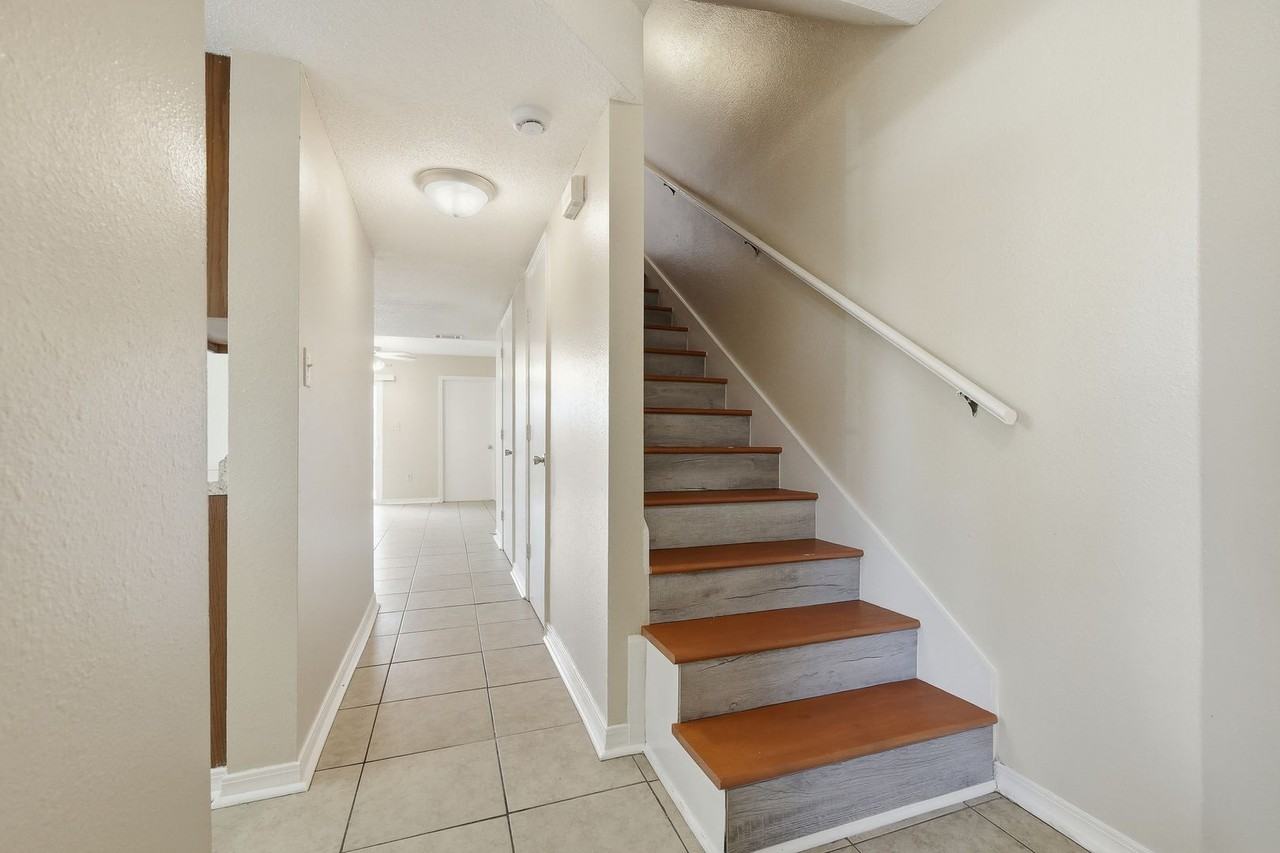 1807 Whispering Oaks Ln - Photo 4 of 32