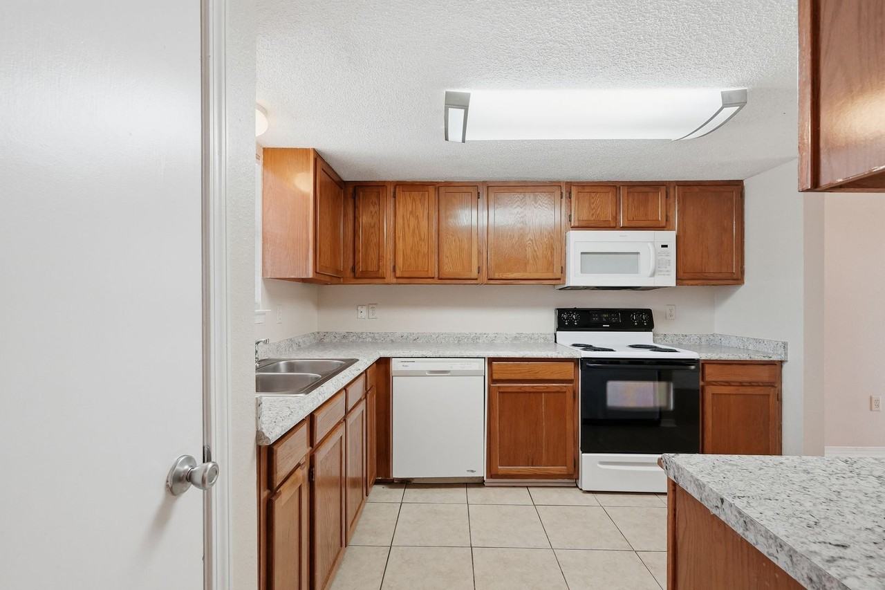 1807 Whispering Oaks Ln - Photo 5 of 32