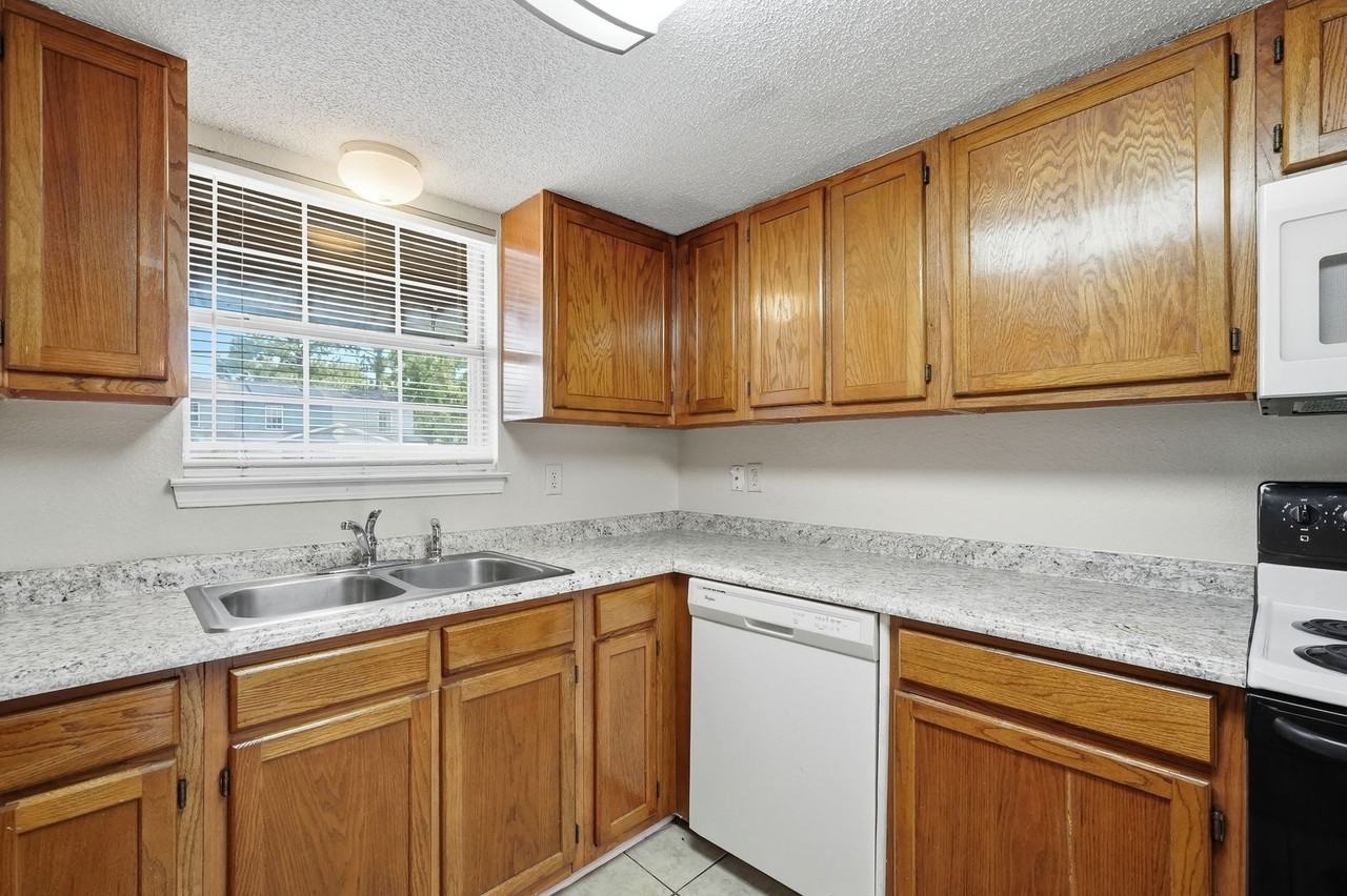 1807 Whispering Oaks Ln - Photo 6 of 32