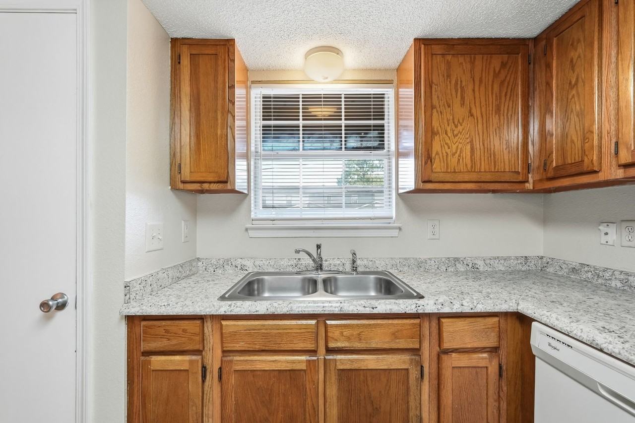 1807 Whispering Oaks Ln - Photo 7 of 32