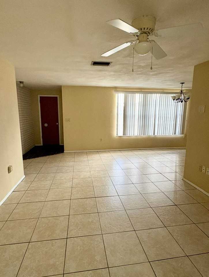 7124 Isle Dr - Photo 3 of 11