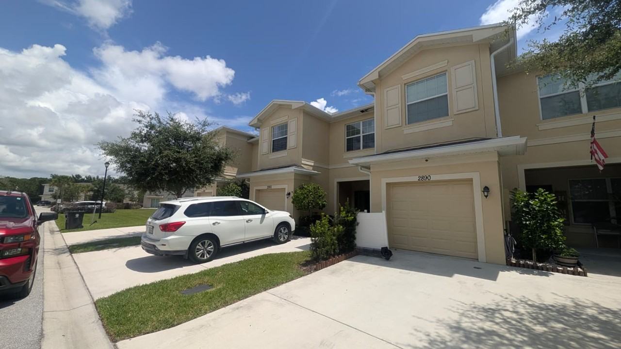 2900 Nw Treviso Cir - Photo 2 of 32