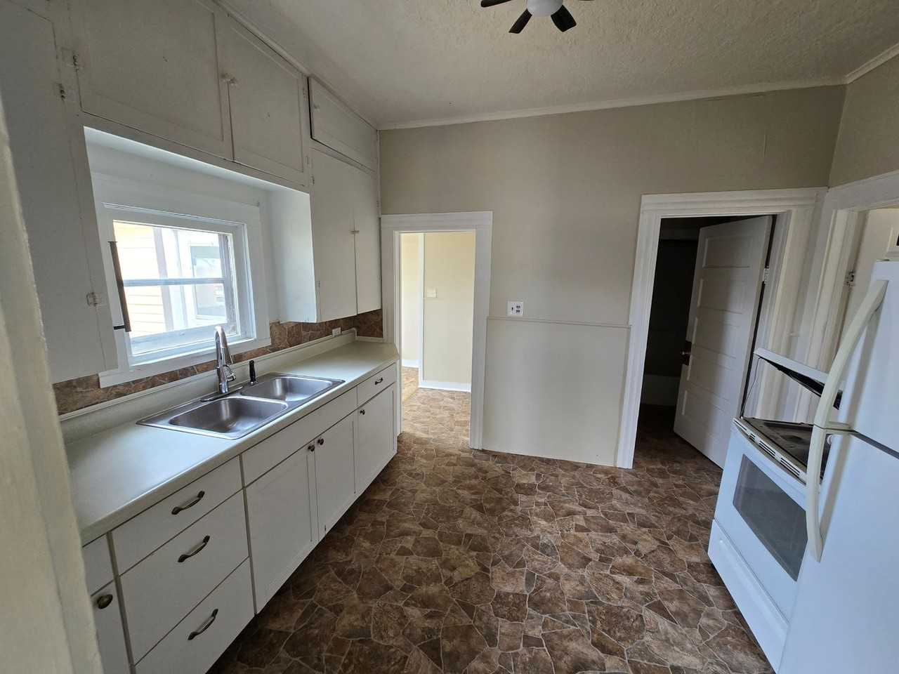 2735 12th St - Photo 5 of 12