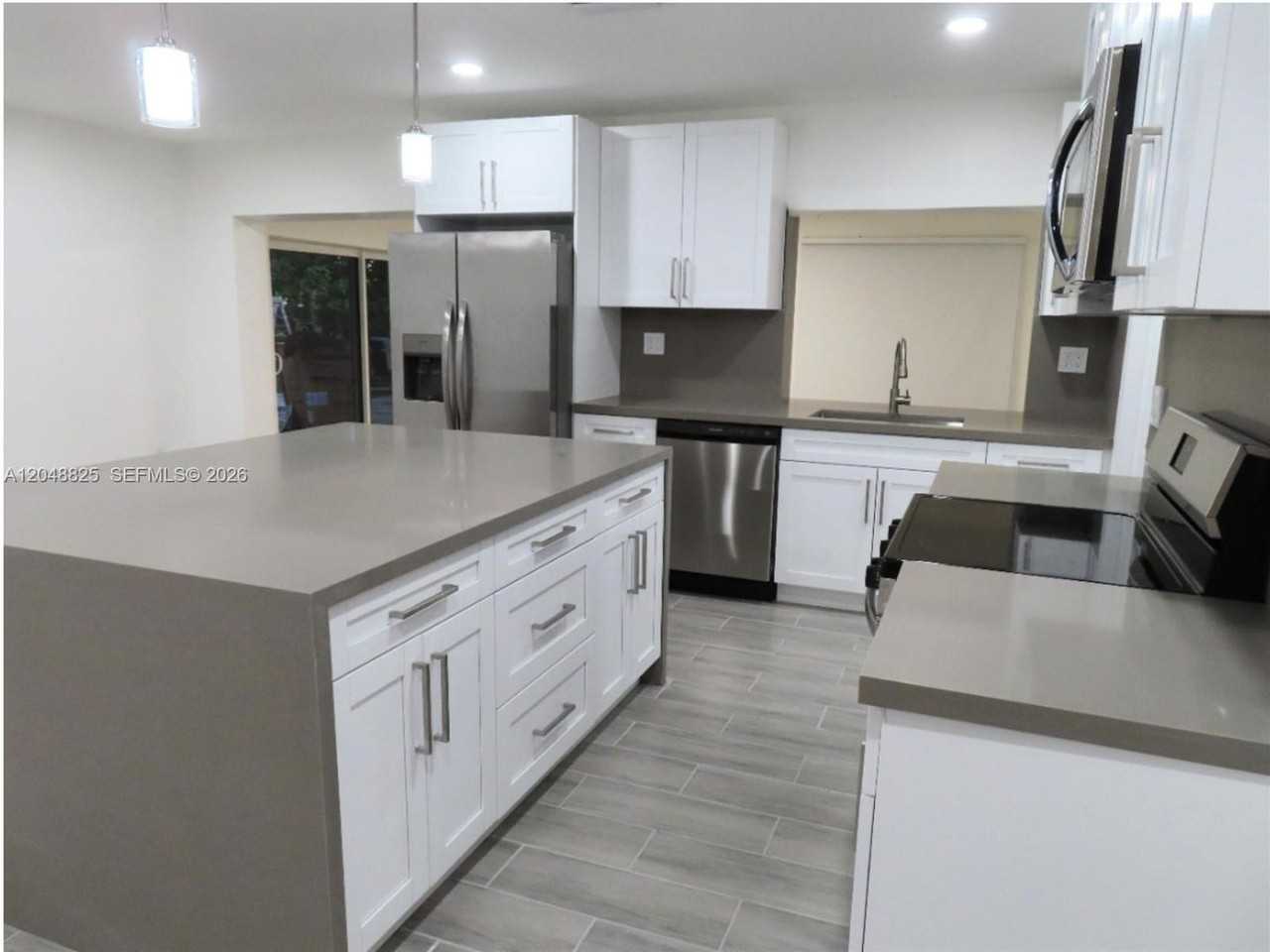 1030 Sw 96th Ave - Photo 2 of 12