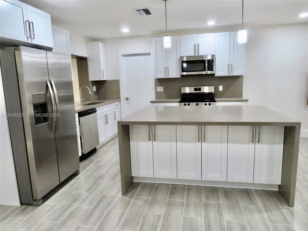 1030 Sw 96th Ave - Photo 3 of 12