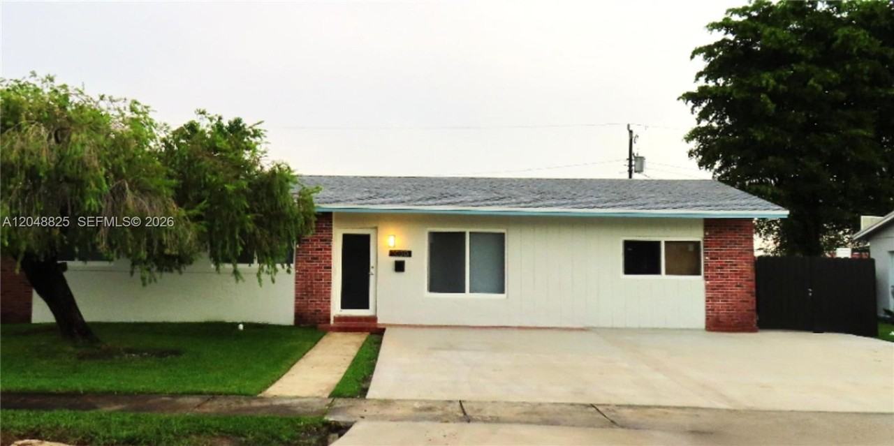 1030 Sw 96th Ave - Photo 5 of 12