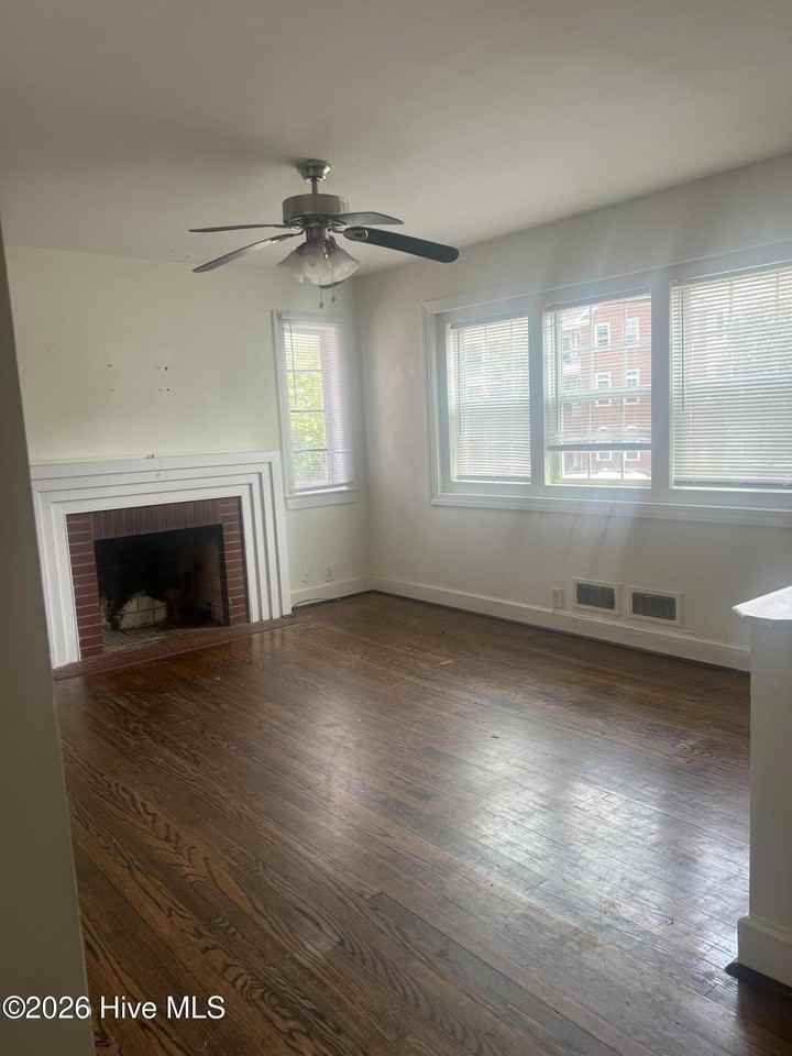 609 E 11th St - Photo 2 of 23