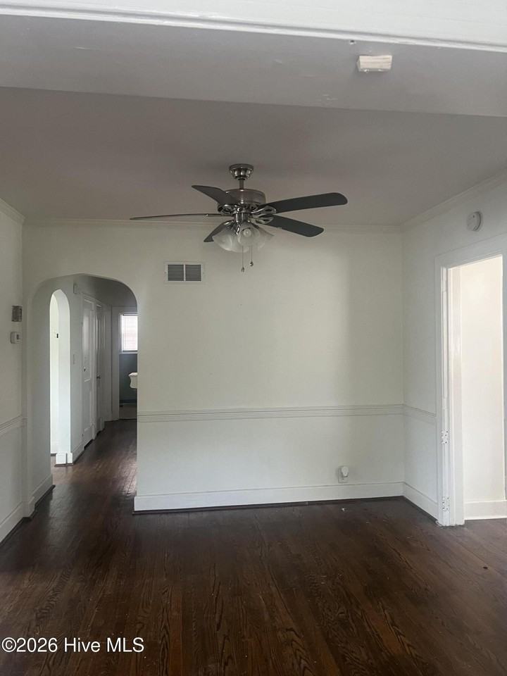 609 E 11th St - Photo 6 of 23