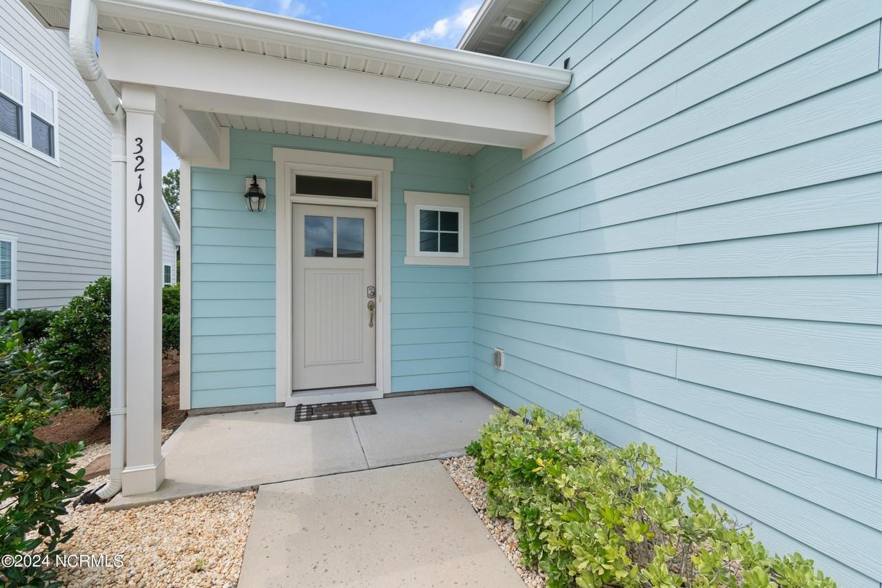 3219 Bay Winds Dr - Photo 2 of 26