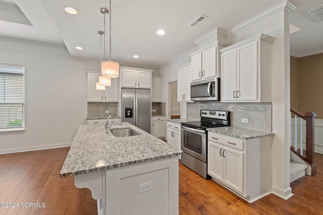 3219 Bay Winds Dr - Photo 4 of 26