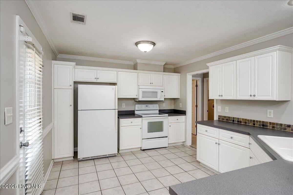 2040 Sylvan Lake Dr - Photo 5 of 22