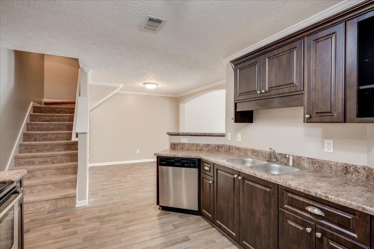 268 Lynbrook Way - Photo 4 of 17