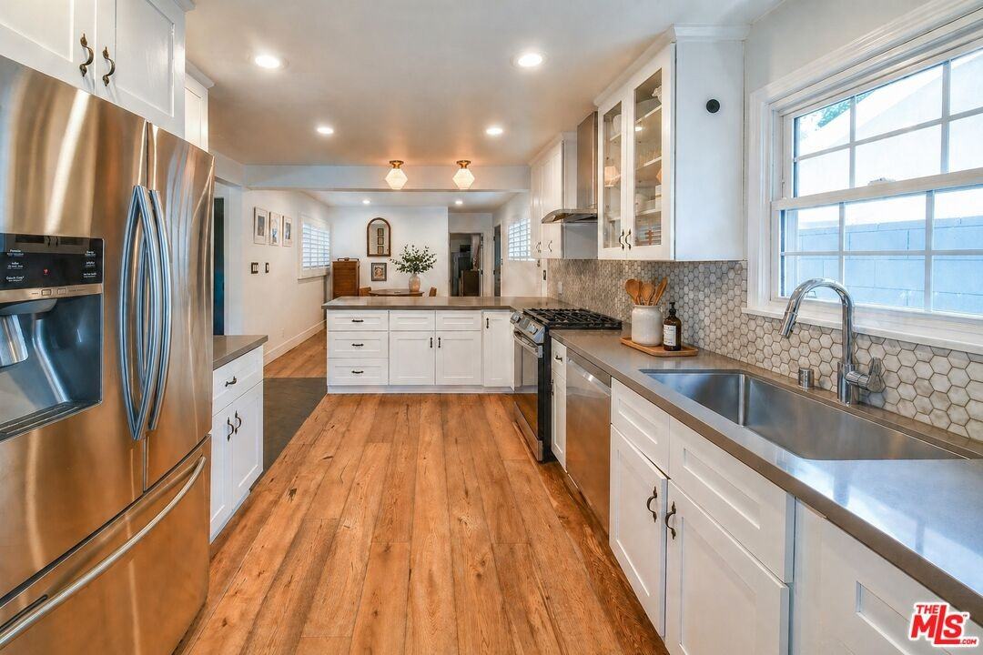 5245 Ventura Canyon Ave - Photo 6 of 8