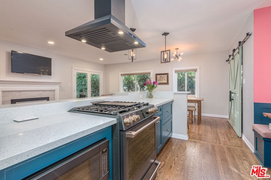16604 Gilmore St - Photo 2 of 8