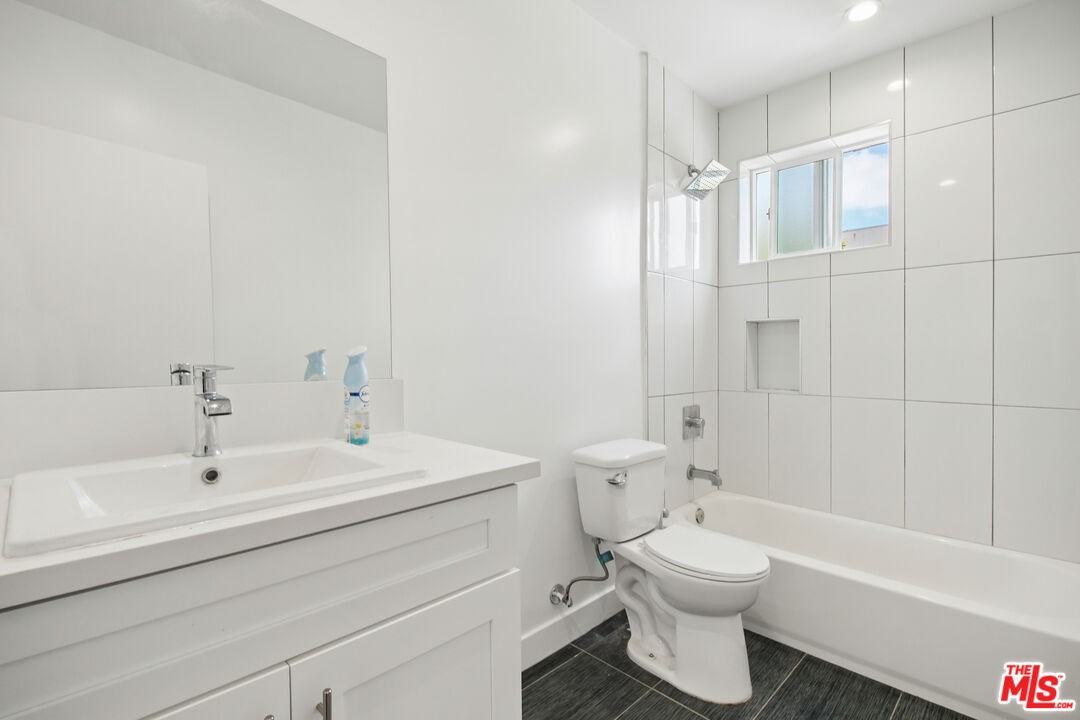6334 1/2 Beck Ave #1-2 - Photo 4 of 8