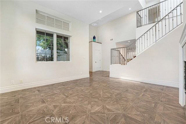 1714 W Oak St - Photo 3 of 8