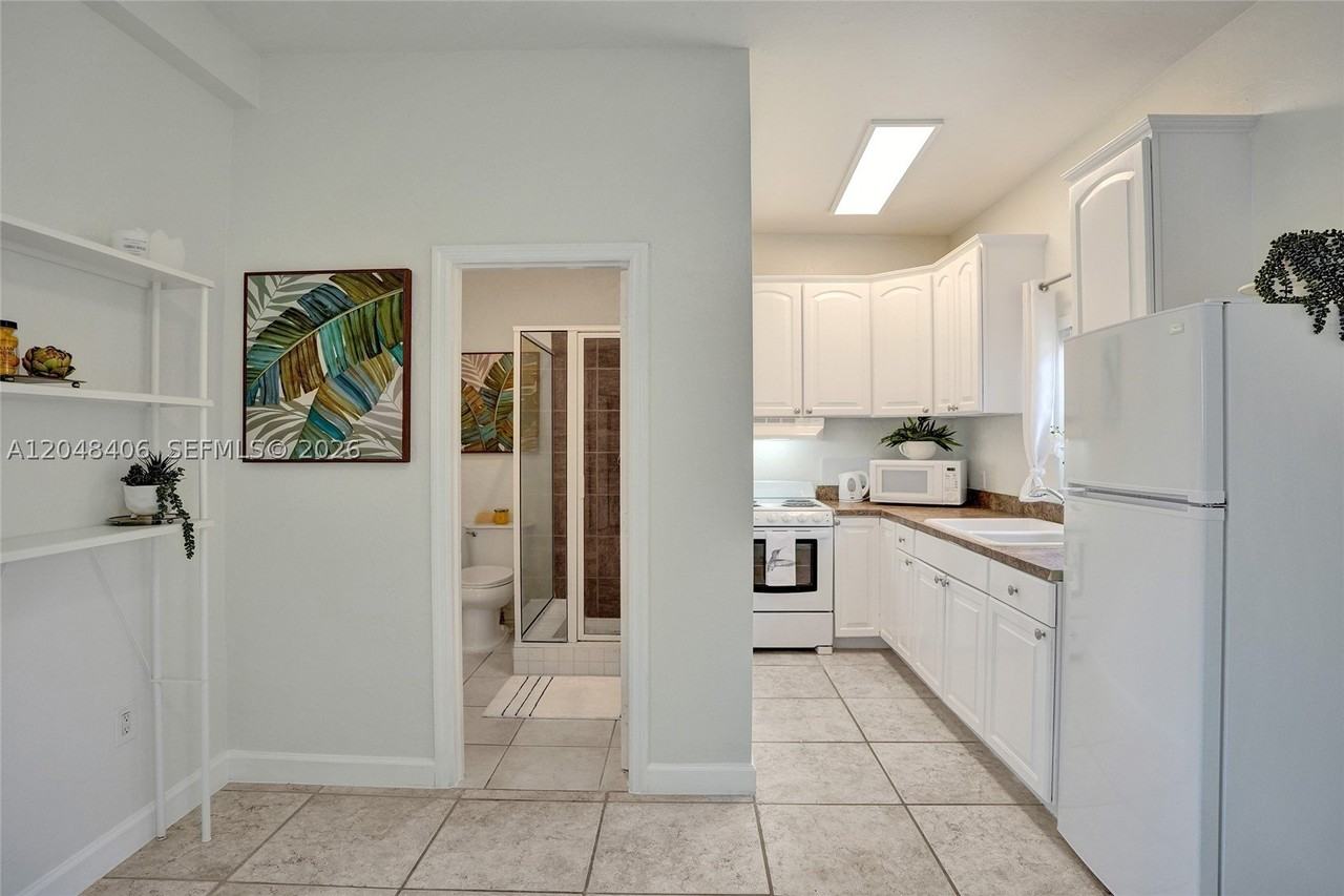 1012 Ne 17th Ct #2 - Photo 3 of 7