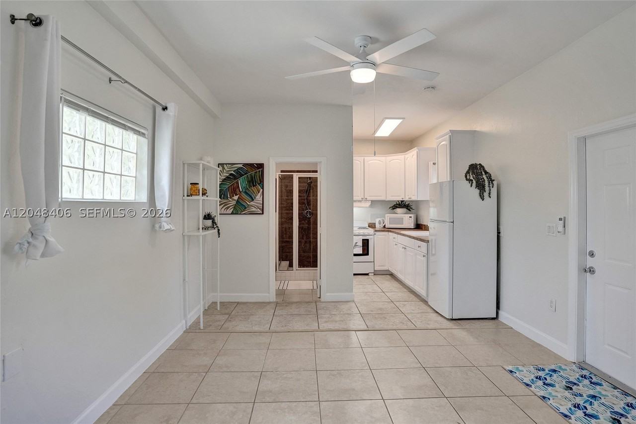 1012 Ne 17th Ct #2 - Photo 6 of 7