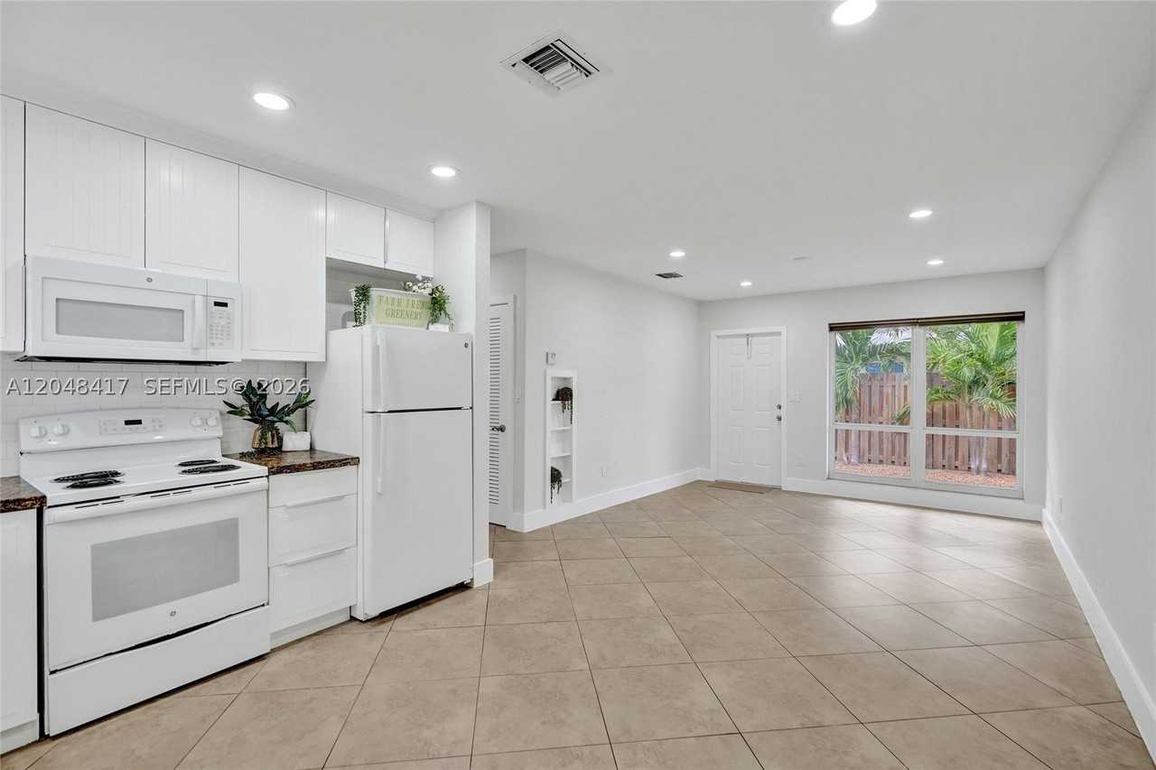 3033 Ne 20th Ter #1-2 - Photo 5 of 20