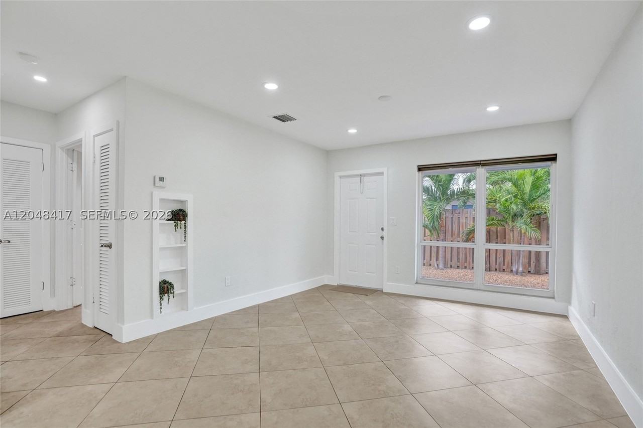 3033 Ne 20th Ter #1-2 - Photo 6 of 20