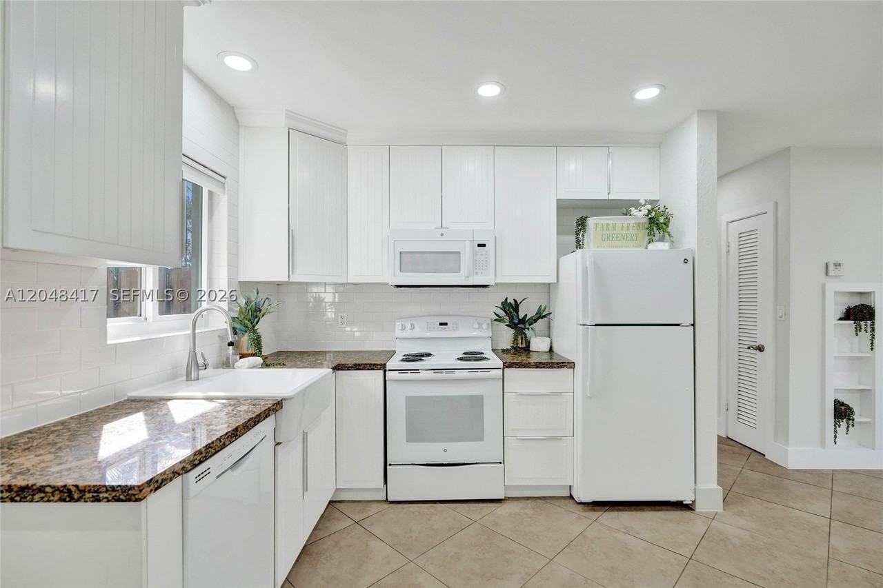 3033 Ne 20th Ter #1-2 - Photo 7 of 20