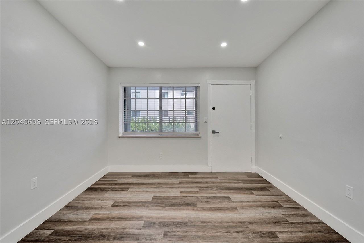 1085 Ne 126th St #3 - Photo 5 of 11
