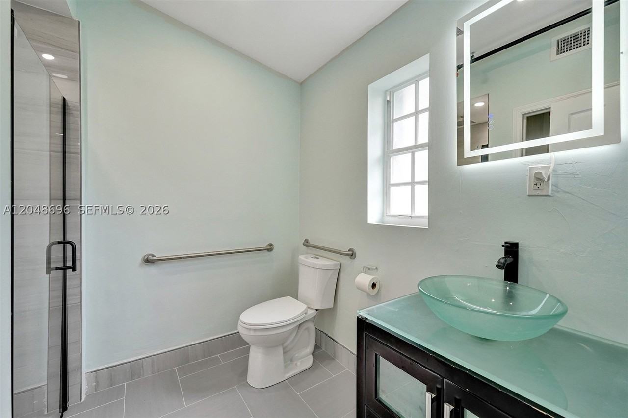 1085 Ne 126th St #3 - Photo 6 of 11