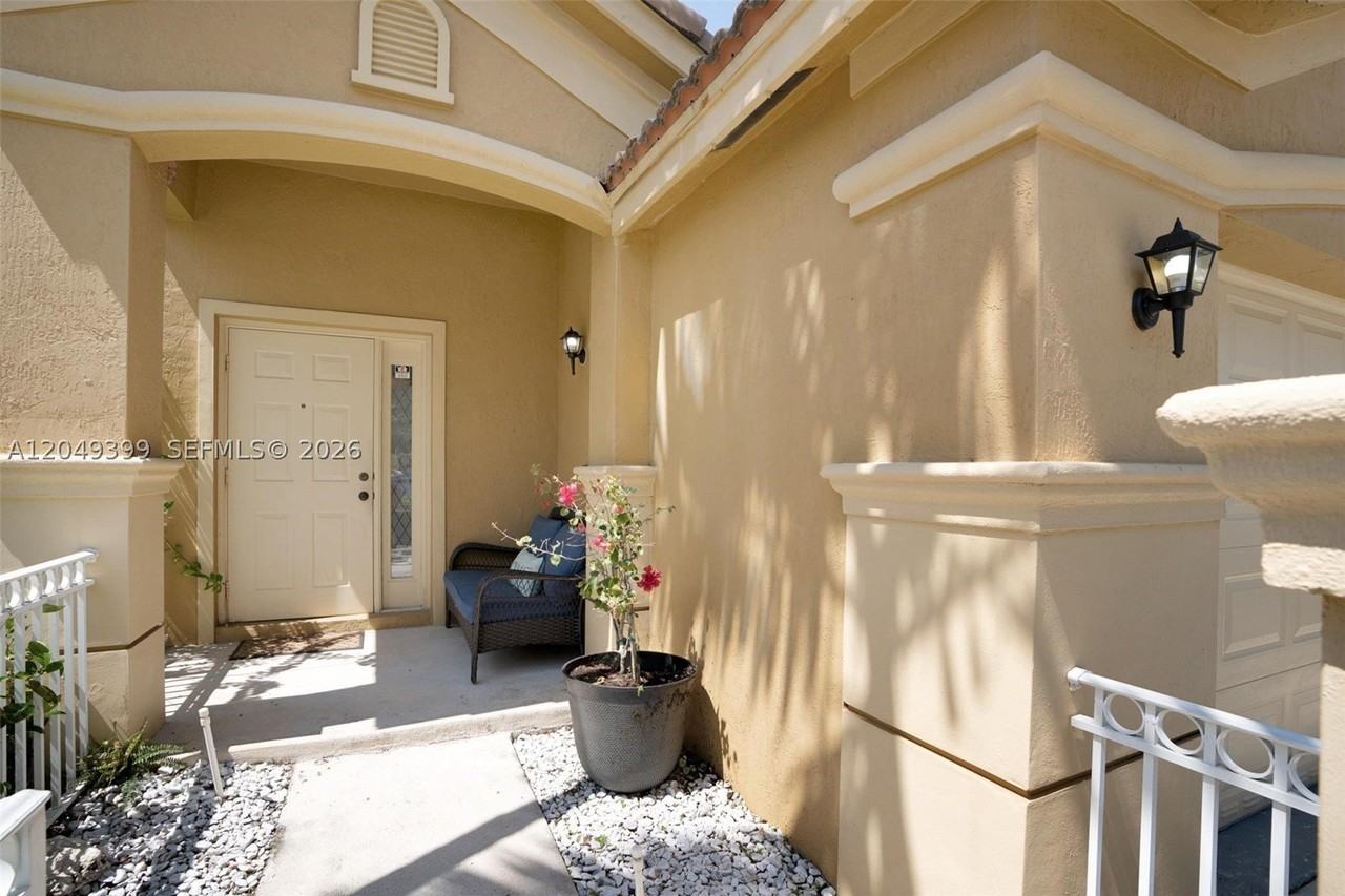 899 Phoenix Way - Photo 2 of 34