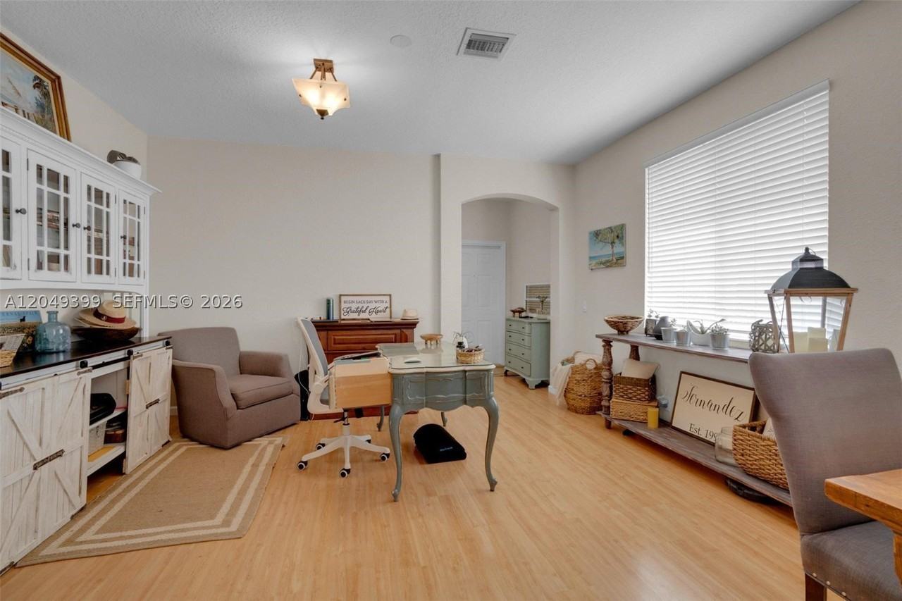 899 Phoenix Way - Photo 3 of 34