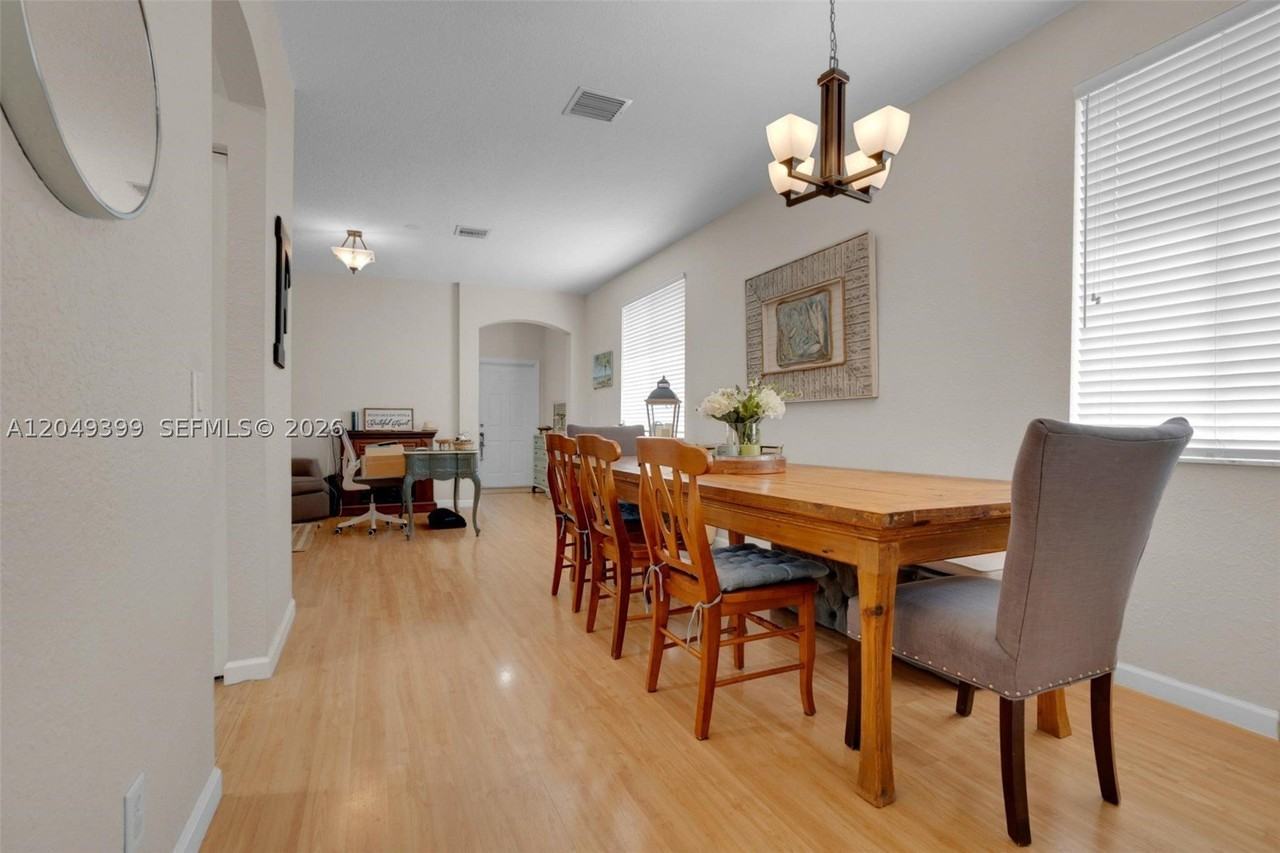 899 Phoenix Way - Photo 4 of 34