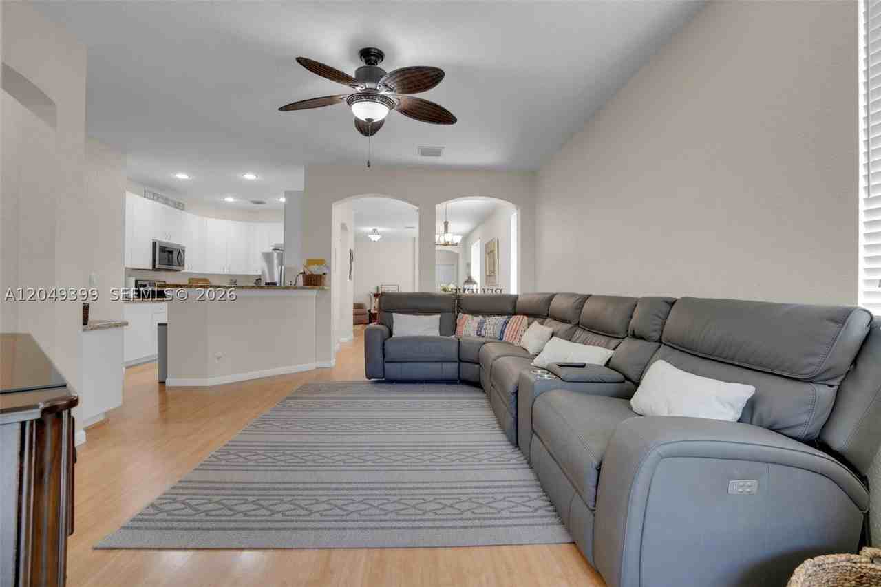 899 Phoenix Way - Photo 5 of 34