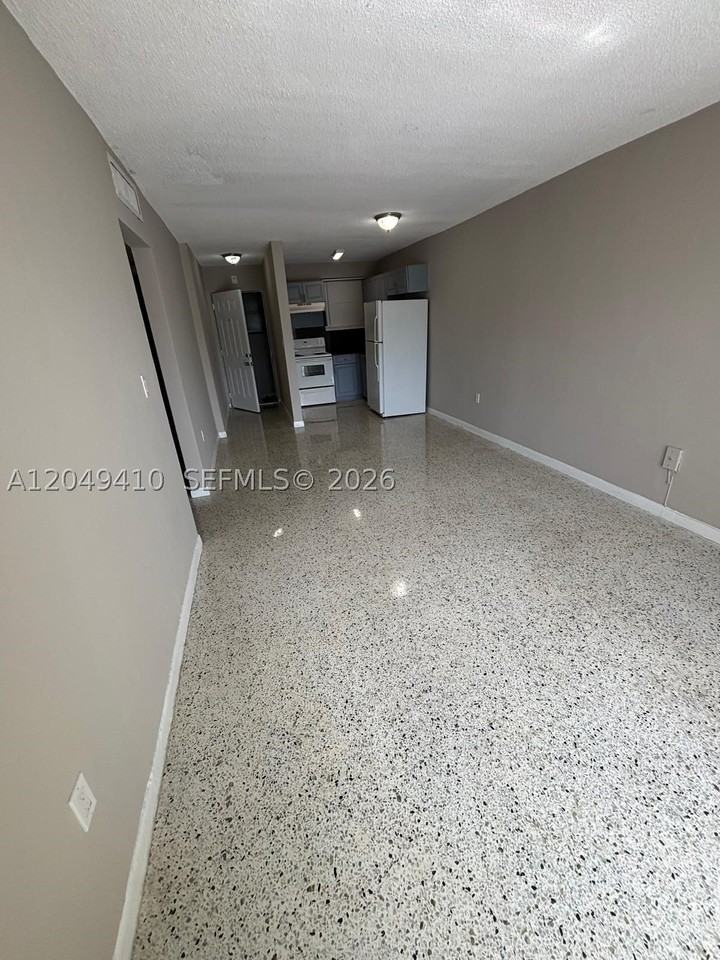1047 Sw 7th St #12 - Photo 3 of 9