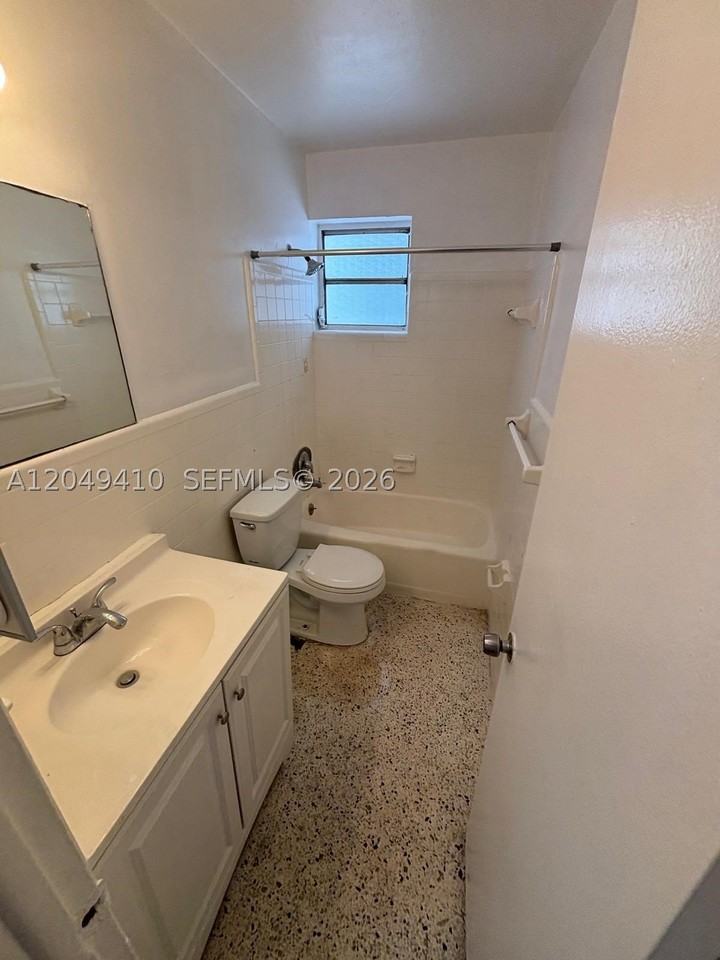 1047 Sw 7th St #12 - Photo 5 of 9