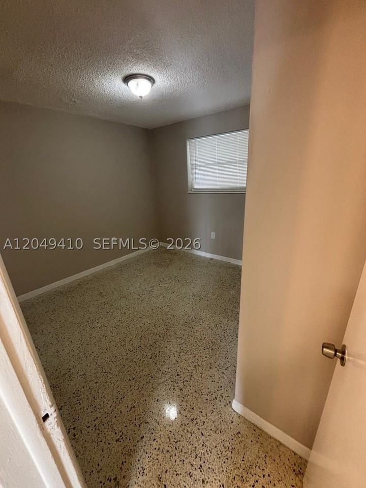 1047 Sw 7th St #12 - Photo 6 of 9