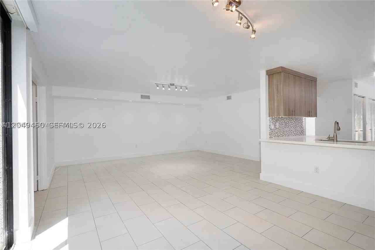 8124 Sw 87th Ter - Photo 7 of 44
