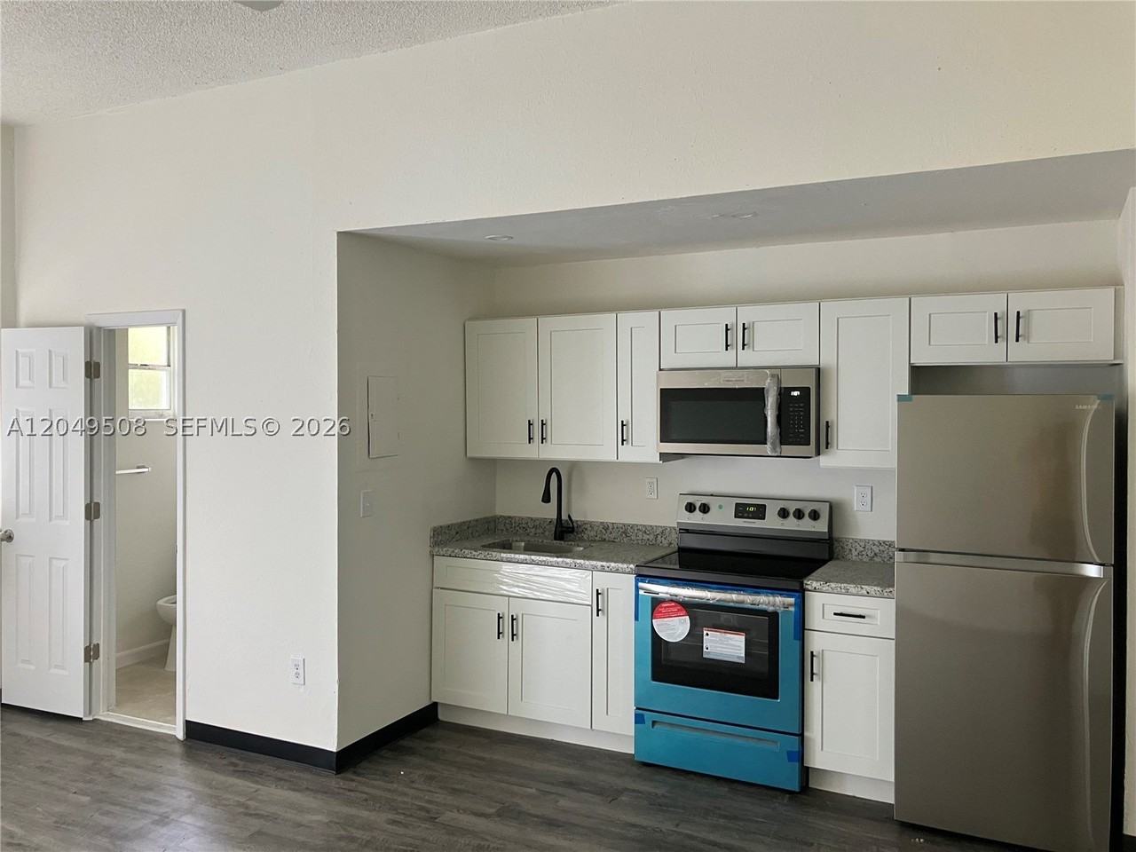 467 Nw 8th St #4 - Photo 2 of 9