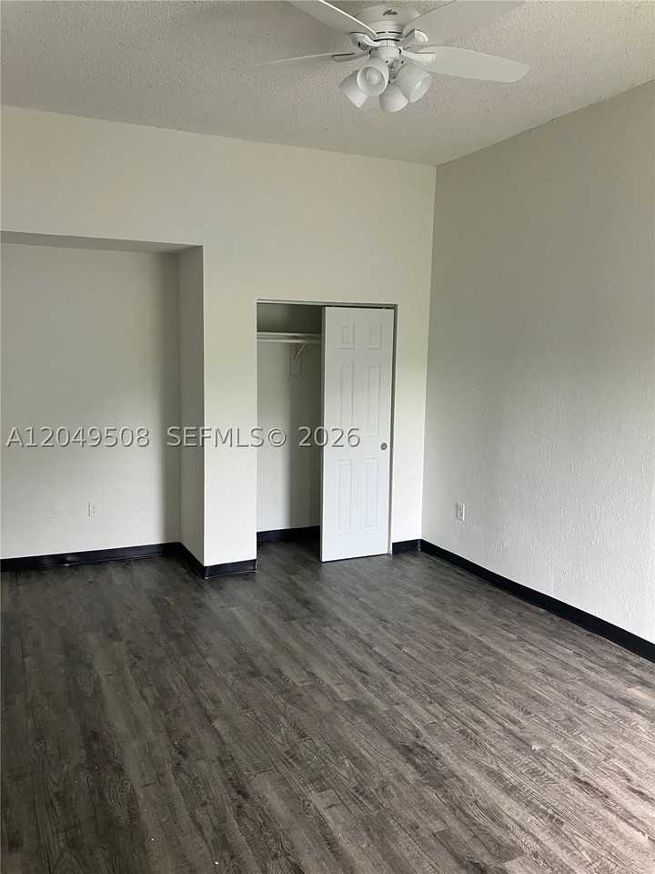 467 Nw 8th St #4 - Photo 3 of 9