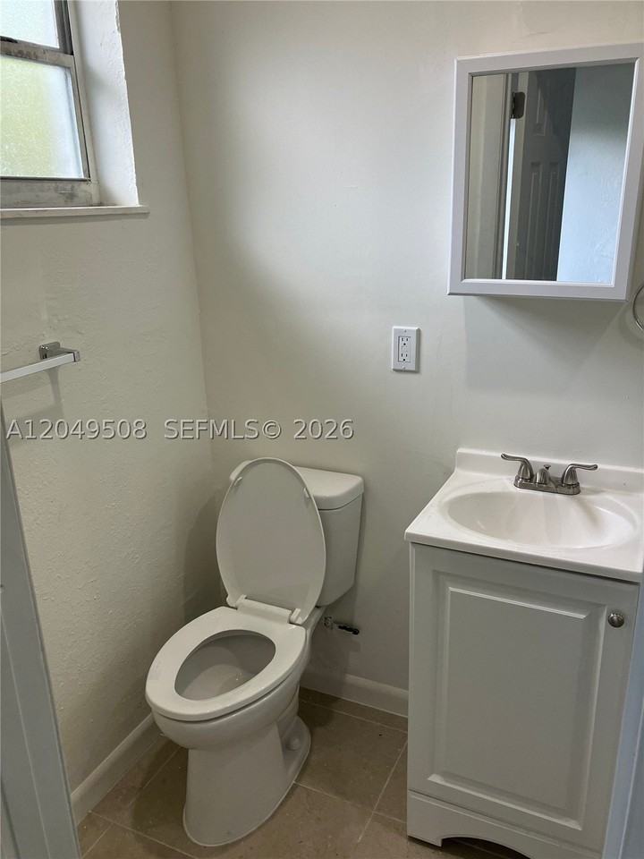 467 Nw 8th St #4 - Photo 5 of 9
