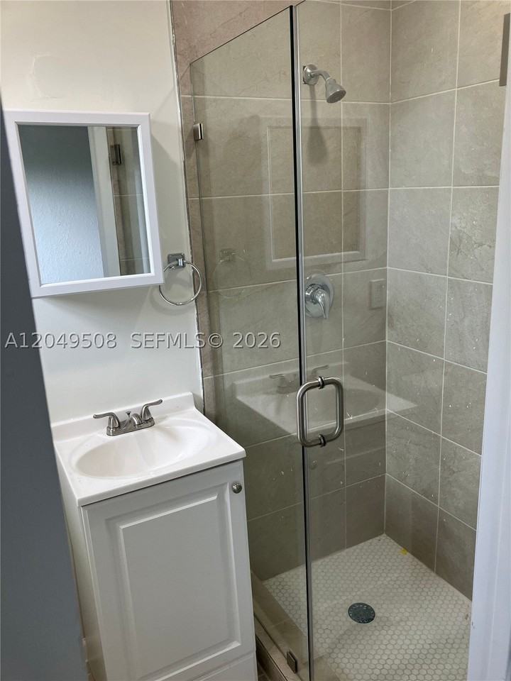467 Nw 8th St #4 - Photo 6 of 9