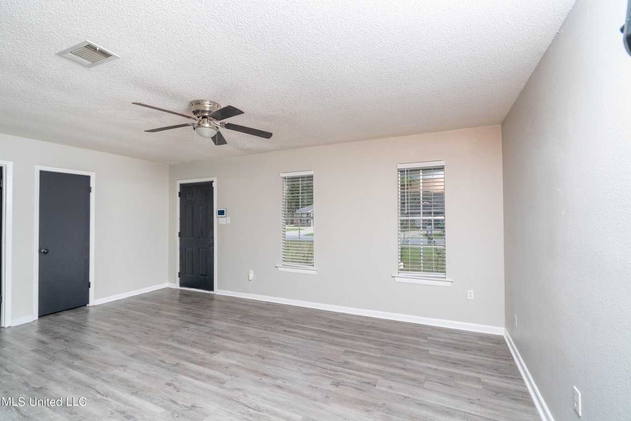 206 N Lang Ave - Photo 3 of 16