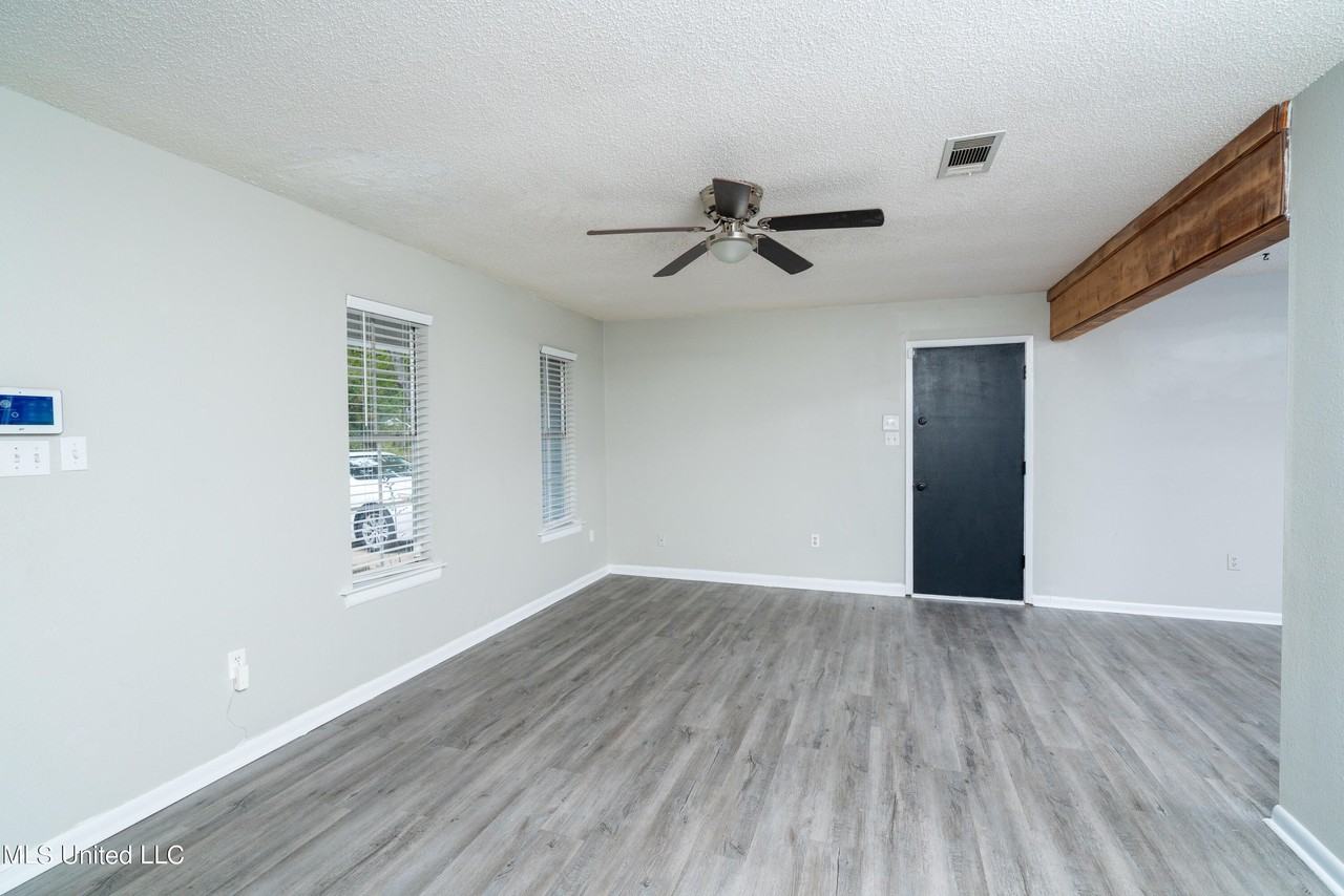 206 N Lang Ave - Photo 4 of 16
