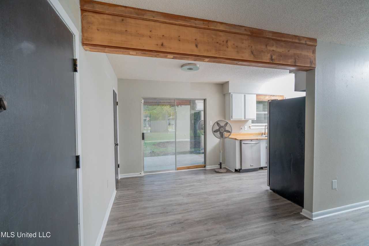 206 N Lang Ave - Photo 5 of 16
