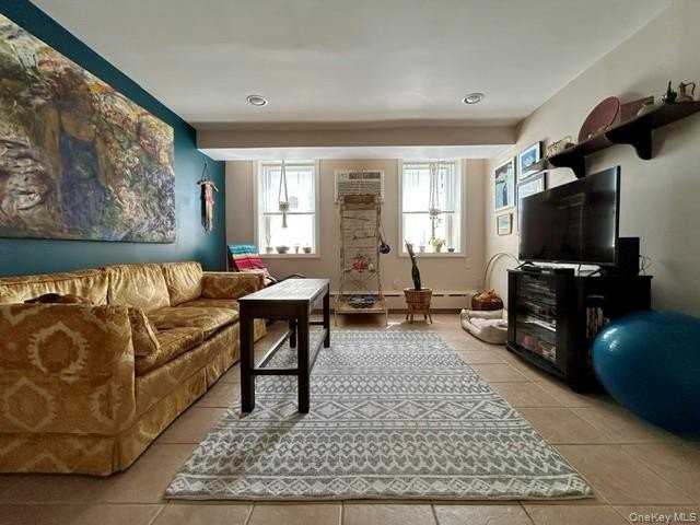 546 E Hudson St - Photo 2 of 7