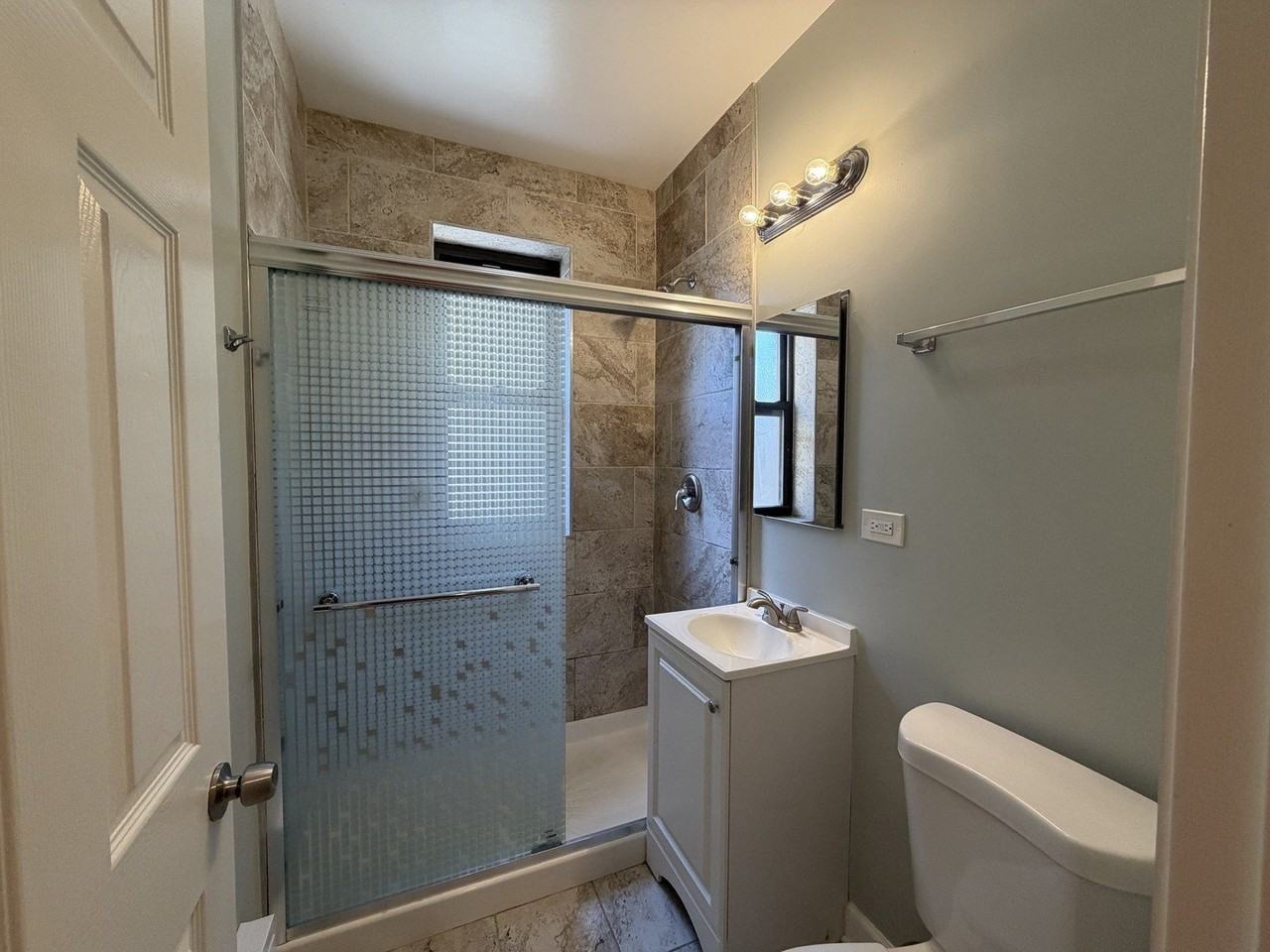 1023 W Argyle St #314 - Photo 7 of 8
