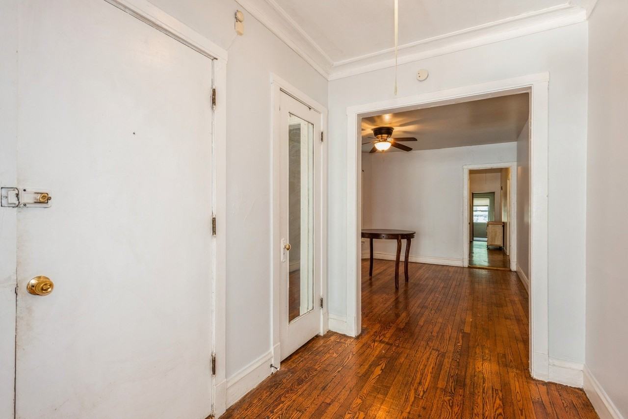 6517 N Bosworth Ave #1 - Photo 6 of 13