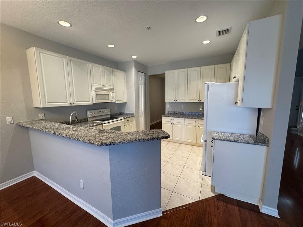 1410 Mariposa Cir #105 - Photo 3 of 23